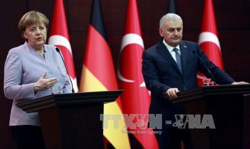 Le premier ministre turc s’entretient avec Angela Merkel
